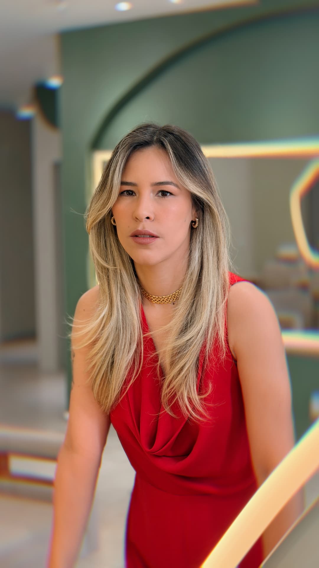 Cliente da Lumina Beauty Hair com cabelo loiro iluminado no salão em Parauapebas